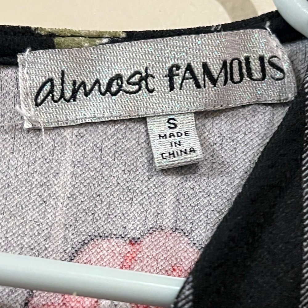 Almost Famous Black Red Floral Wrap Romper Puff Sleeve Pinstripe NWT-Size Small - Picture 3 of 5